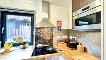 ラグジュアリー キャビン バリアフリー 専用バスルーム | 共用キッチン
