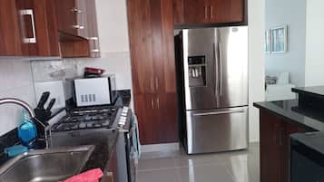 Tủ lạnh, lò vi sóng, nồi cơm, máy xay thực phẩm