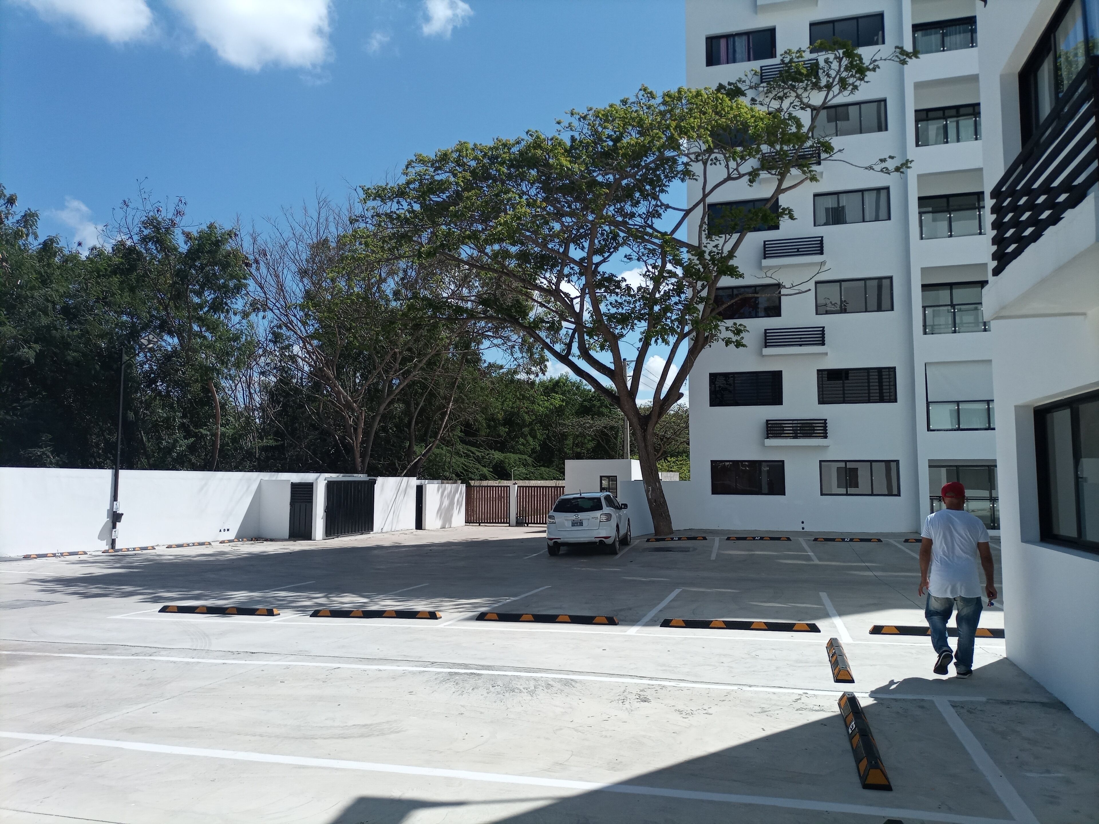 Vista frontal de la propiedad