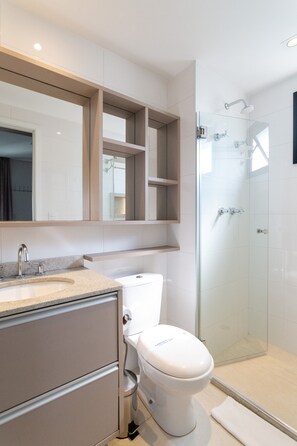 Deluxe appartement | Badkamer | Een douche