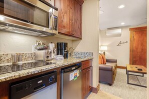 Microondas, lavavajillas, cafetera y tetera y tostadora 