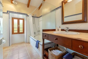 Baignoire, séchoir à cheveux, serviettes fournies