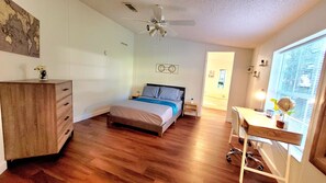 4 bedrooms, desk, iron/ironing board, travel cot - Cheerful Country Home. 5 minutes from Hard Rock Casino/Amphitheatre/Fairgrounds (Tampa)