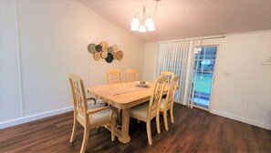 Dining - Cheerful Country Home. 5 minutes from Hard Rock Casino/Amphitheatre/Fairgrounds (Tampa)