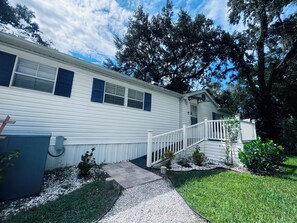 Exterior - Cheerful Country Home. 5 minutes from Hard Rock Casino/Amphitheatre/Fairgrounds (Tampa)