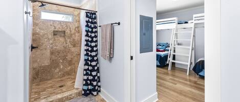 3 chambres, fer et planche à repasser, Wi-Fi gratuit, draps fournis