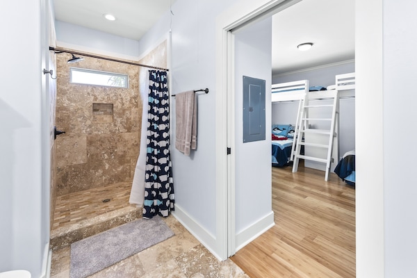 3 dormitoris, planxa i posts de planxar, wifi gratuïta i roba de llit