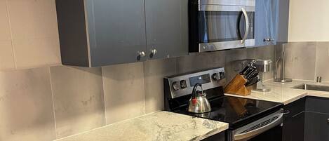 Frigorifero, microonde, forno, piano cottura