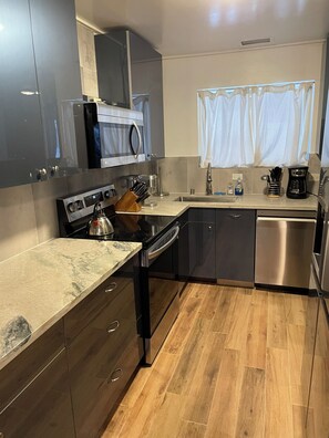 Kühlschrank, Mikrowelle, Ofen, Herdplatte