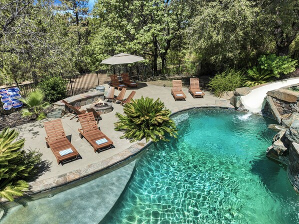 Alberca al aire libre y alberca climatizada