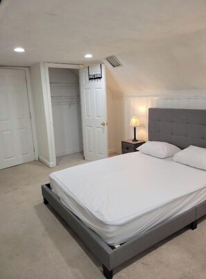 3 bedrooms, free WiFi, bed sheets - Quiet and peaceful neighborhood (Lynn)