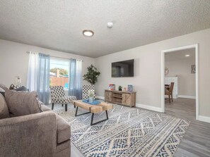 Smart TV - Fresno House | Pool | Fire Pit | Garage | 3/2:Wow! (Fresno)