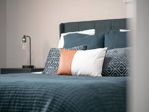 3 habitaciones, escritorio, tabla de planchar con plancha y wifi gratis 