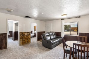 Economy House | Living area - Alpine 2 (West Yellowstone)