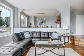 Smart TV, fireplace, video games - Welcome to Your Cozy Mountain Retreat in Auburn, WA! (Auburn)