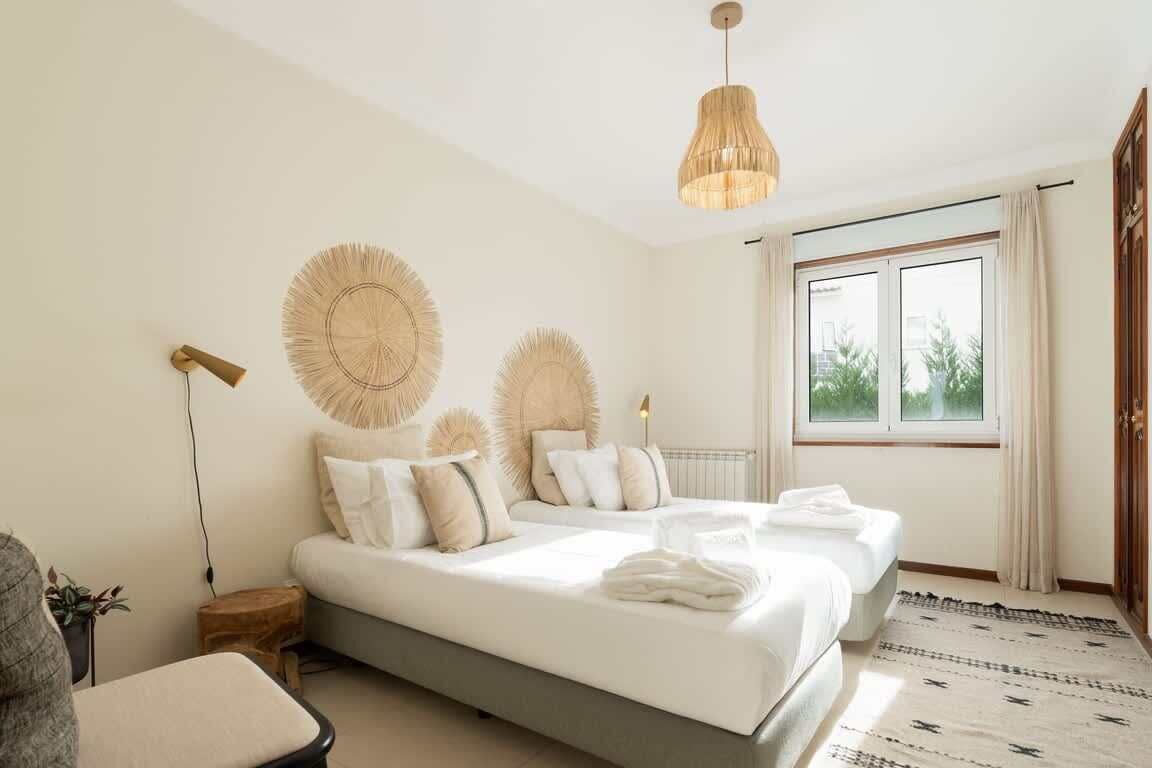 7 bedrooms, desk, iron/ironing board, internet