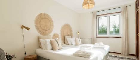 7 bedrooms, desk, iron/ironing board, Internet