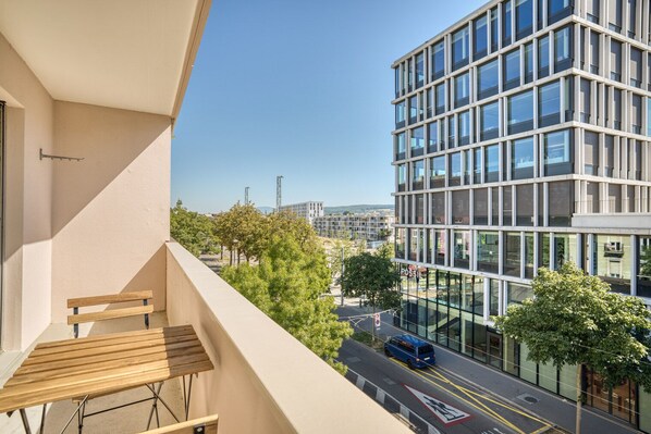 Property grounds - Bright Matthäus 3 Room w/ Storage, near Kleinbasel, by Blueground (Basel)