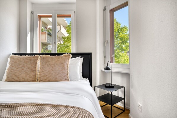 3 bedrooms, iron/ironing board, WiFi, bed sheets - Upscale Gundelingen 4 Room w/ W/D & Storage, nr Train Station, by Blueground (Basel)