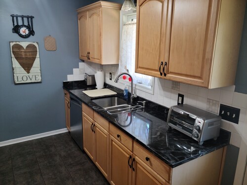 Cheshire House // Family Home, Fenced Yard, Pet Friendly, 2 mi from Mayo Clinic