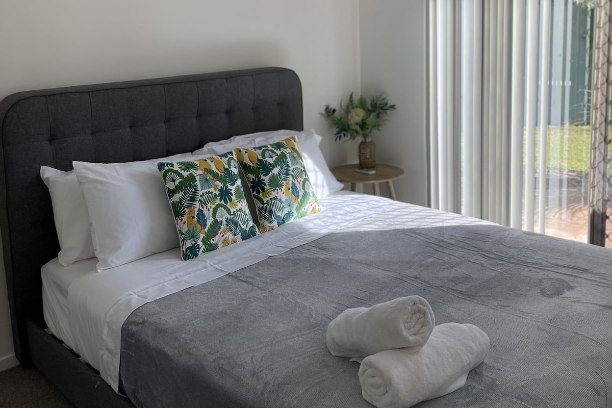 Iron/ironing board, bed sheets