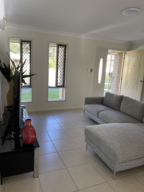 Family House | Living area | 40-inch Smart TV with digital channels, TV - Esk Mountain View Lodge (Esk)