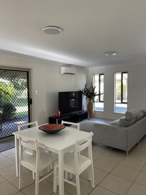 Familienhaus | Wohnbereich | 40-Zoll-Smart-TV mit Digitalempfang, Fernseher