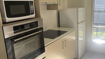 Full-sized fridge, microwave, oven, stovetop