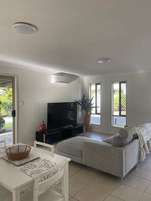Casa família | Área de estar | Smart TV 40 polegadas com canais digitais, TV