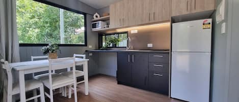 Cabaña Confort | Zona de estar | Smart TV de 40 pulgadas con canales digitales, una televisión