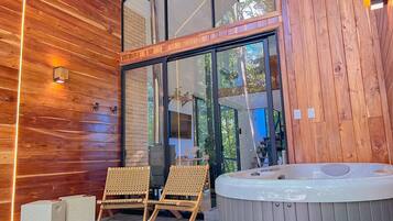 Tiny House en el Bosque, Bañera de hidromasaje, chimenea y vistas al bosque | Terraza o patio