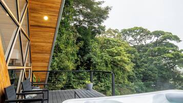 A-Frame in the Forest with Hot Tub, Fireplace and Mountain Views | Piscina estreita