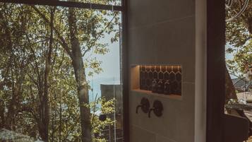 Black Glass Haus with Hot Tub and Panoramic Views | Banheiro | Produtos de toalete de grife, secador de cabelo, roupões de banho