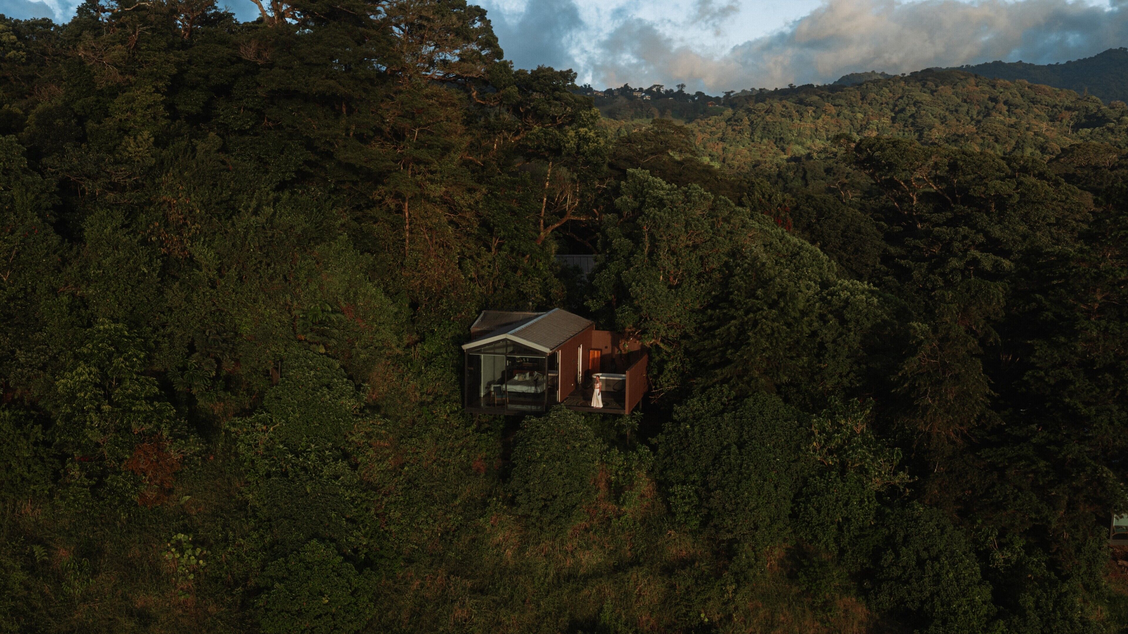 Black Glass Haus with Hot Tub and Panoramic Views | Ropa de cama de alta calidad, edredón y camas con pillow-top 