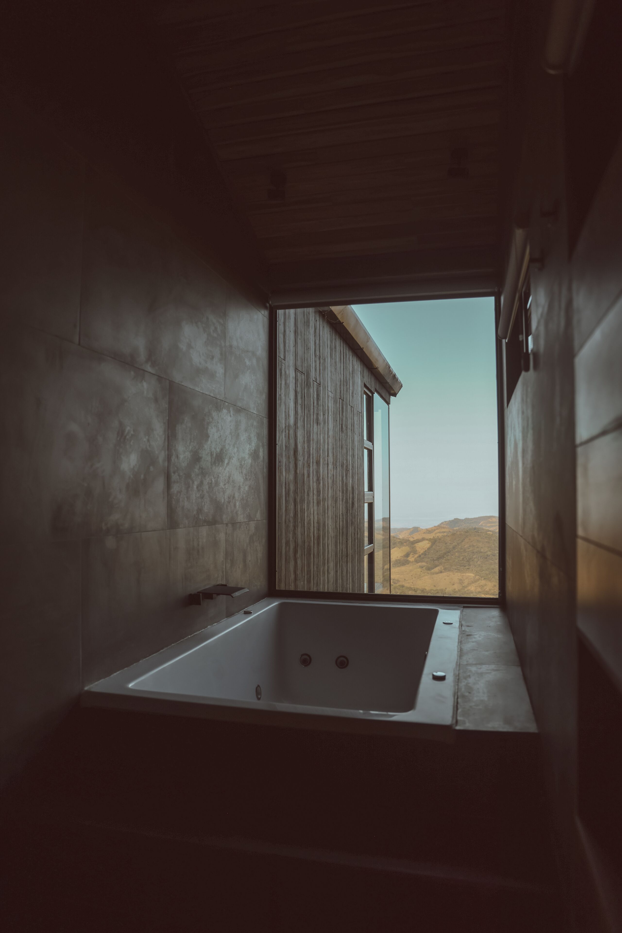 Glass Cabin 2.0, with Hot Tub and Panoramic Views | Baño | Amenidades de baño de diseñador, secadora de cabello, batas, pantuflas 