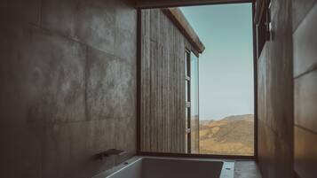 Glass Cabin 2.0, with Hot Tub and Panoramic Views | Baño | Amenidades de baño de diseñador, secadora de cabello, batas, pantuflas