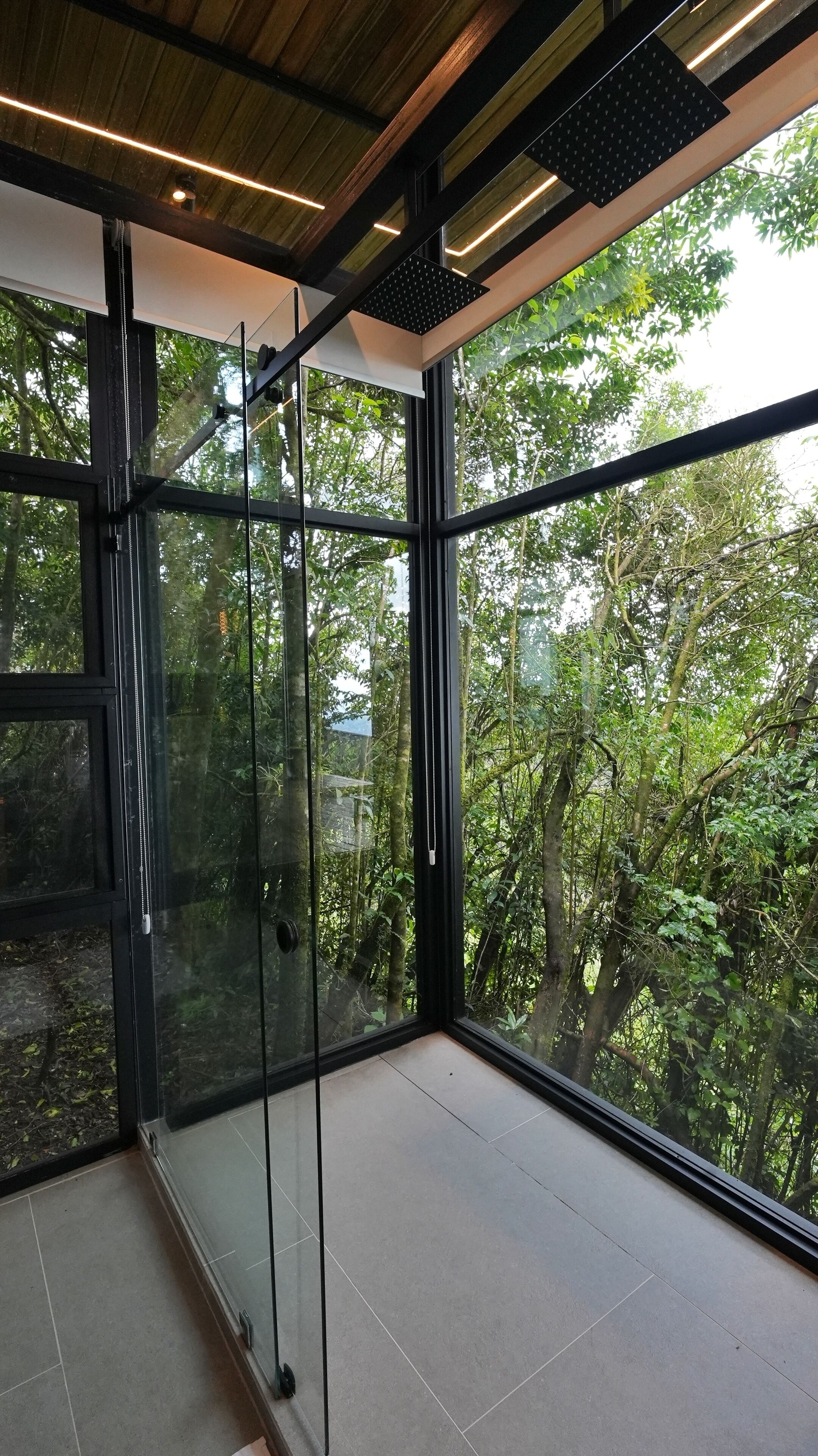 Black Glass Haus with Hot Tub and Panoramic Views | Baño | Amenidades de baño de diseñador, secadora de cabello, batas, pantuflas 