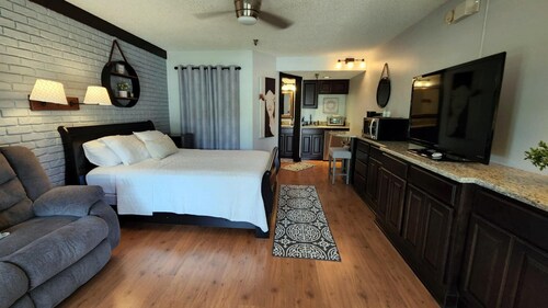 River Ranch Getaway! First Floor, Steps to Pool! 136