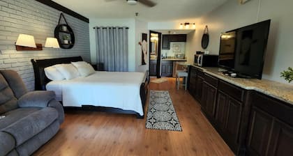 River Ranch Getaway! First Floor, Steps to Pool! 136