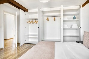 1 bedroom, iron/ironing board, WiFi, bed sheets - Sunny Wiedikon 2.5 Room w/ Storage, 1 min to Market, by Blueground (Zurich)