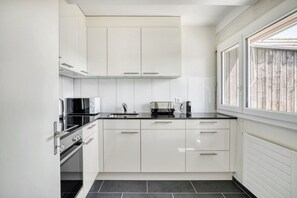 Fridge, microwave, oven, stovetop - Sunny Wiedikon 2.5 Room w/ Storage, 1 min to Market, by Blueground (Zurich)