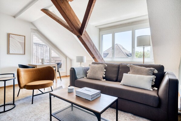 TV, stereo - Sunny Wiedikon 2.5 Room w/ Storage, 1 min to Market, by Blueground (Zurich)