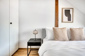 1 bedroom, iron/ironing board, WiFi, bed sheets - Sunny Wiedikon 2.5 Room w/ Storage, 1 min to Market, by Blueground (Zurich)