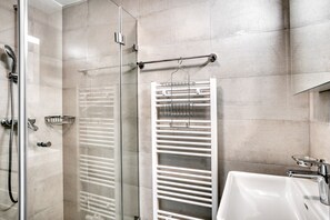 Secador de pelo y toallas