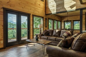 Smart TV, caminetto, videogiochi