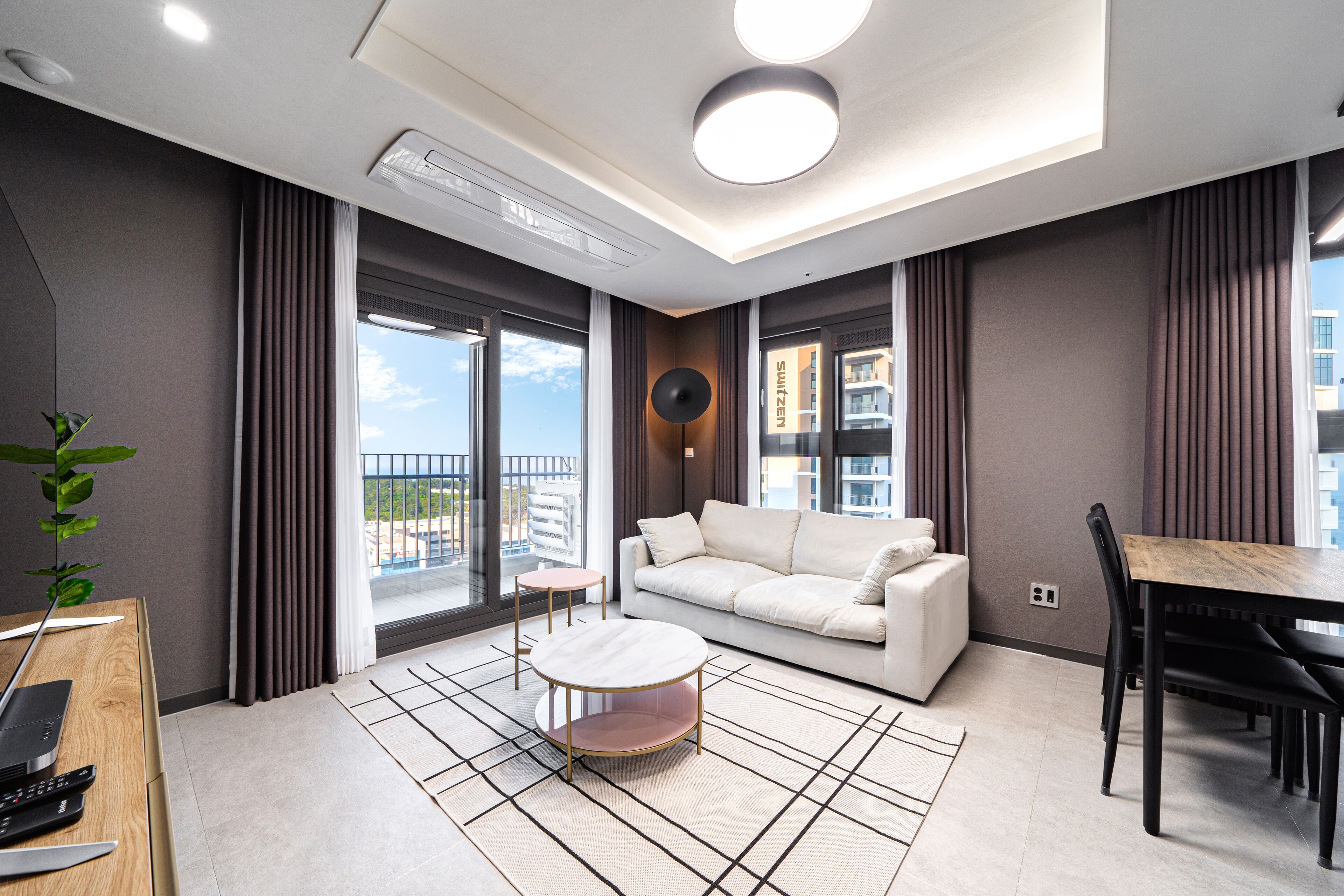 Family Two Rooms Random | Quang cảnh từ phòng