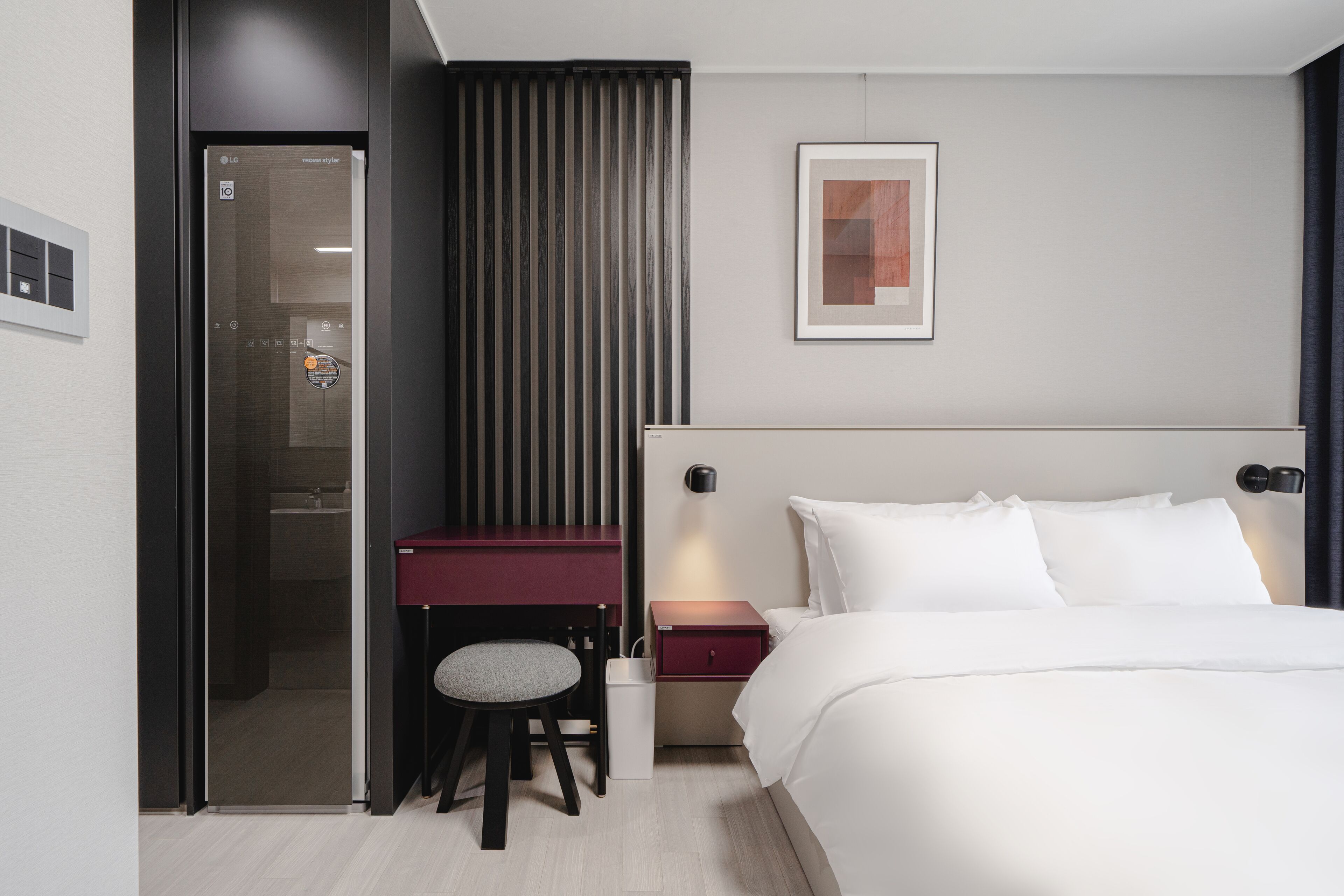 Una habitación de hotel moderna con una cama, un escritorio y una silla.