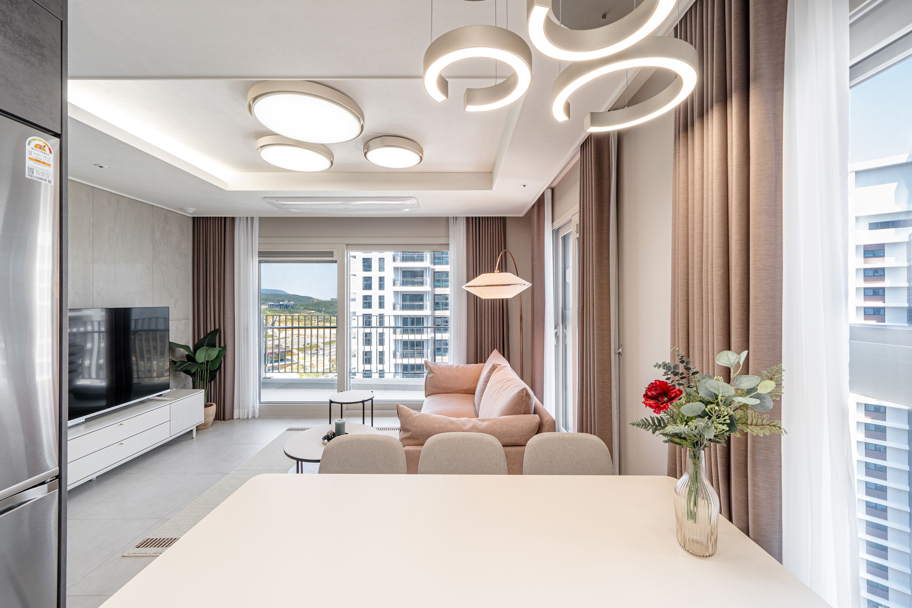 Smart TV 65-inch có truyền hình cáp, TV, sàn nhà có sưởi 