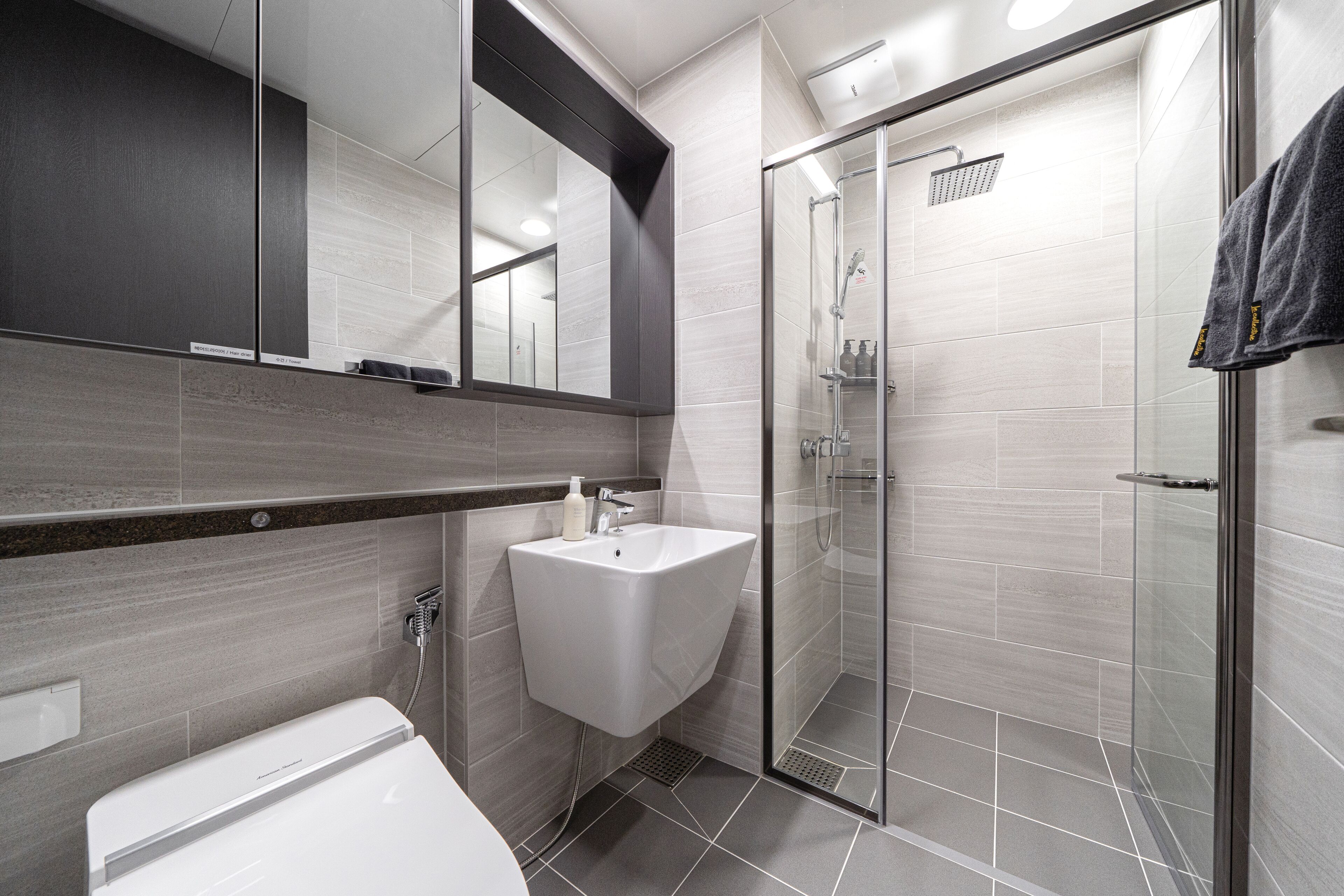 Máy sấy tóc, dép đi trong nhà, chậu vệ sinh/vòi rửa, khăn tắm 