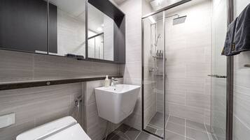 Haartrockner, Hausschuhe, Bidet, Handtücher